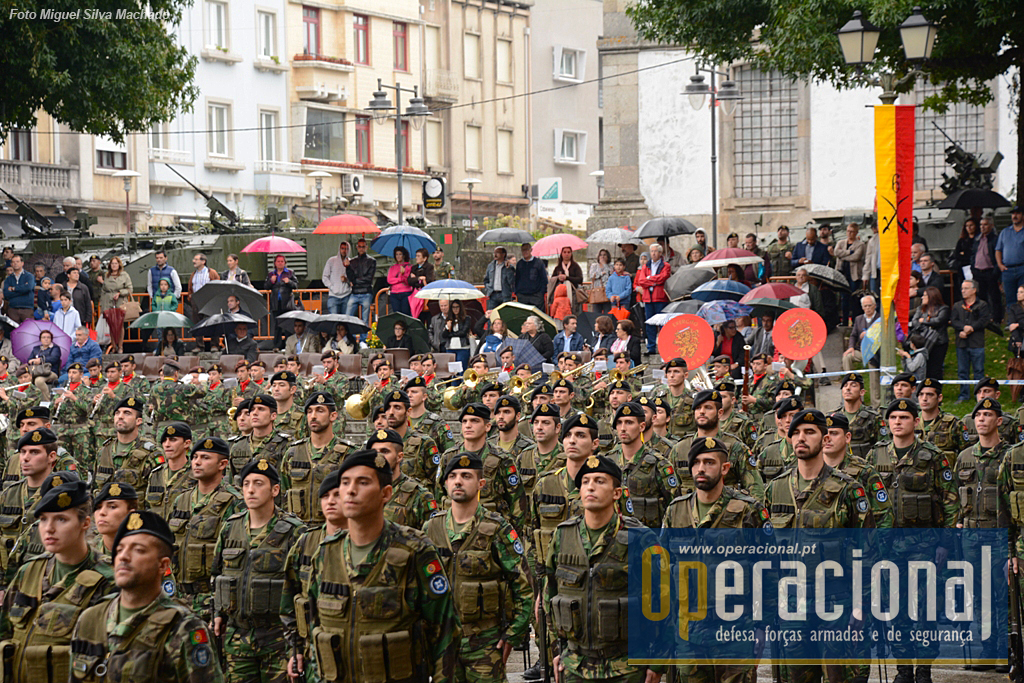 A Banda Militar do Norte, ao fundo, garantiu mais uma cerimónia militar com o habitual profissionalismo e surpreendeu muitos ao também entoar canto.