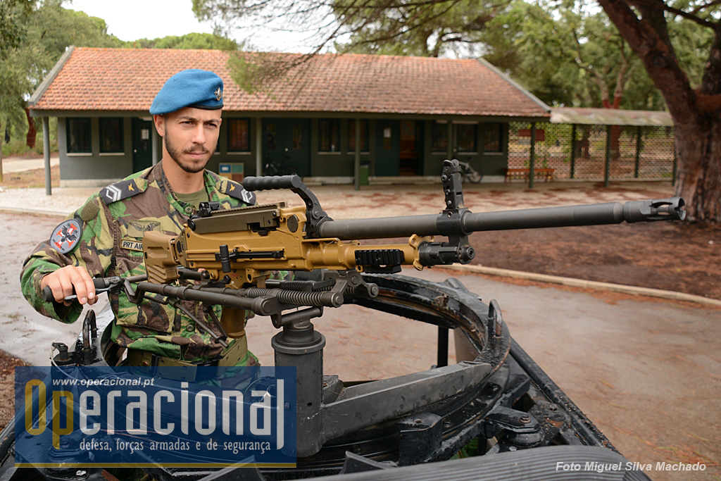 O Cabo-Adjunto da UPF Paulo Santos, 24 anos de idade, 6 de Força aérea, com duas missões expedicionárias cumpridas no Mali e uma de evacuação na Síria, acaba de montar a HK-MG5 numa das novas viaturas tácticas ligeiras (blindadas) desta unidade. 