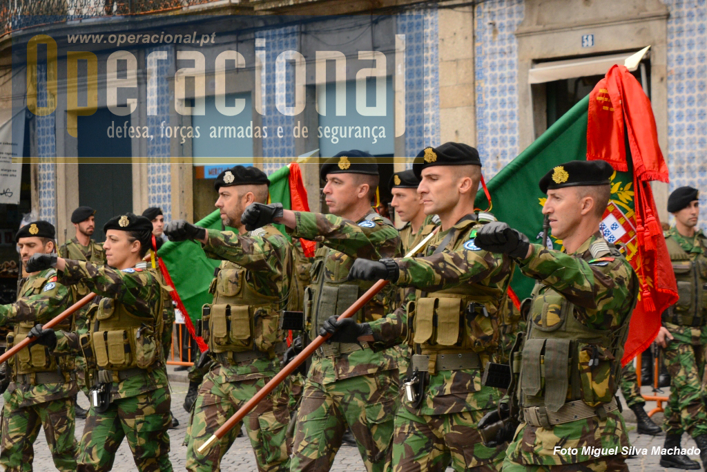 Os Estandartes Nacionais que acompanharam a Reccy Coy na Lituânia e o Grupo de Autometralhadoras no Kosovo, entram na Praça do Município em Braga, vindos do Regimento de Cavalaria 6. 