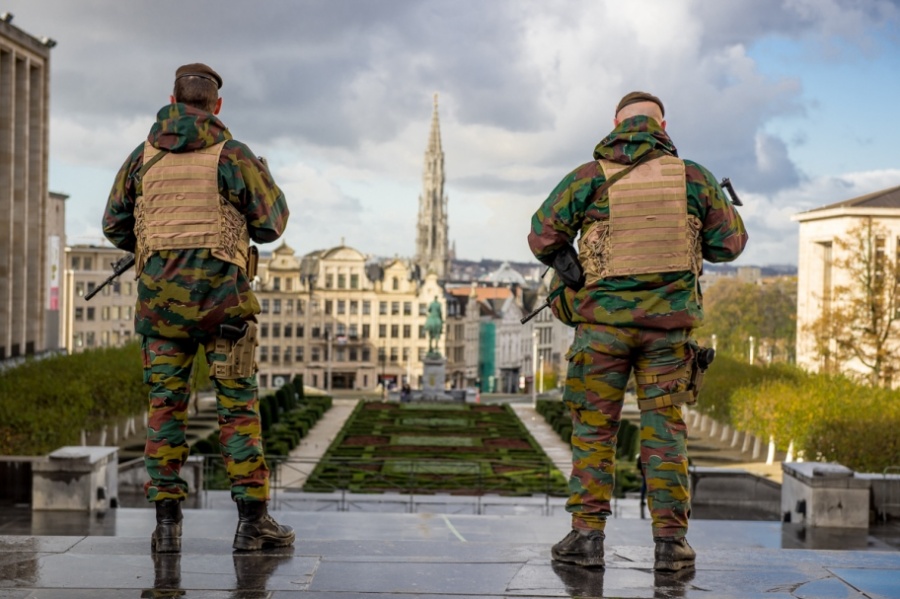 Militares belgas em Bruxelas no âmbito das missões decorrentes da ameaça terrorista em Novembro de 2015. 
