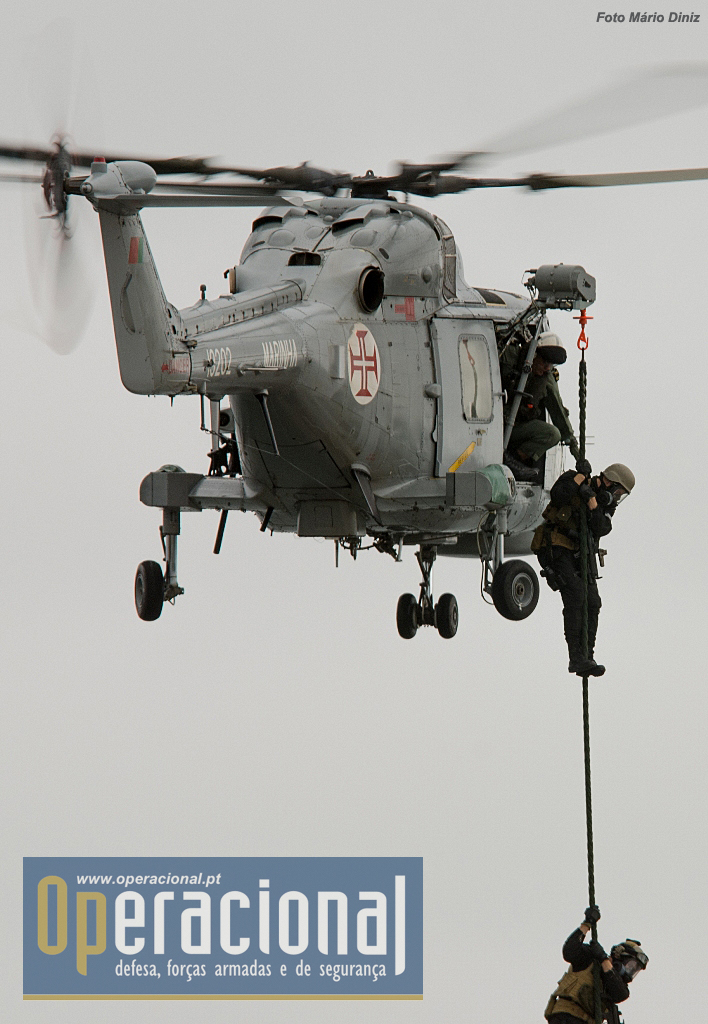 Aqui o Lynx Mk 95 da Esquadrilha de Helicópteros de Marinha a inserir forças especiais através de "corda rápida".