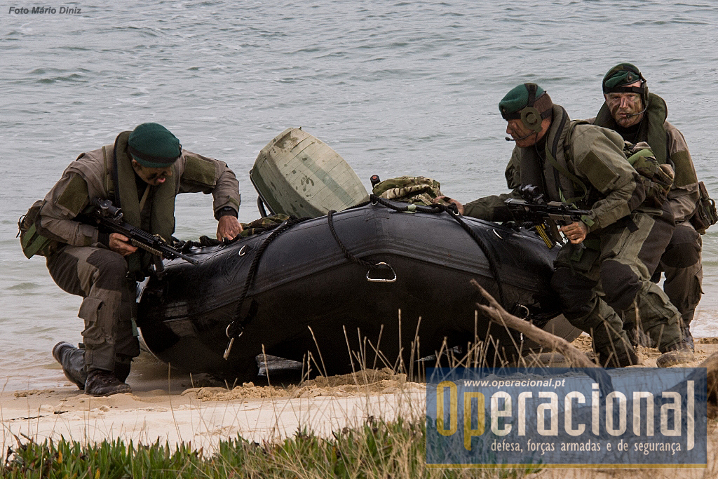 Os Royal Marine Commandos chegam à praia nos Inflatable Raiding Craft  (IRC), semelhantes aos nossos  "Zebros". Transportam até 5 militares completamente equipados para combate.
