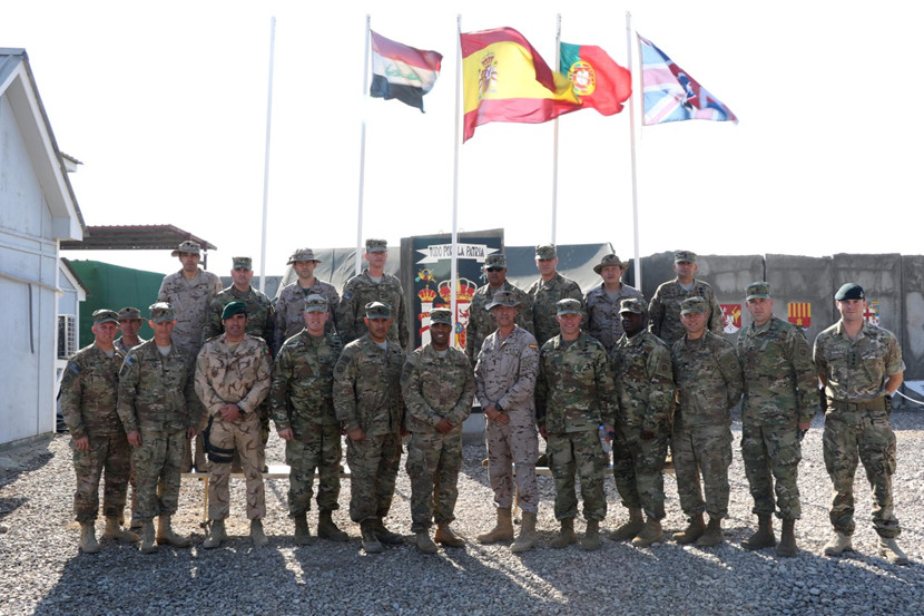 "Foto de familia" da reunião de comandos do 82.ª Divisão Aerotransportada dos EUA, com as forças presentes em Besmayah.