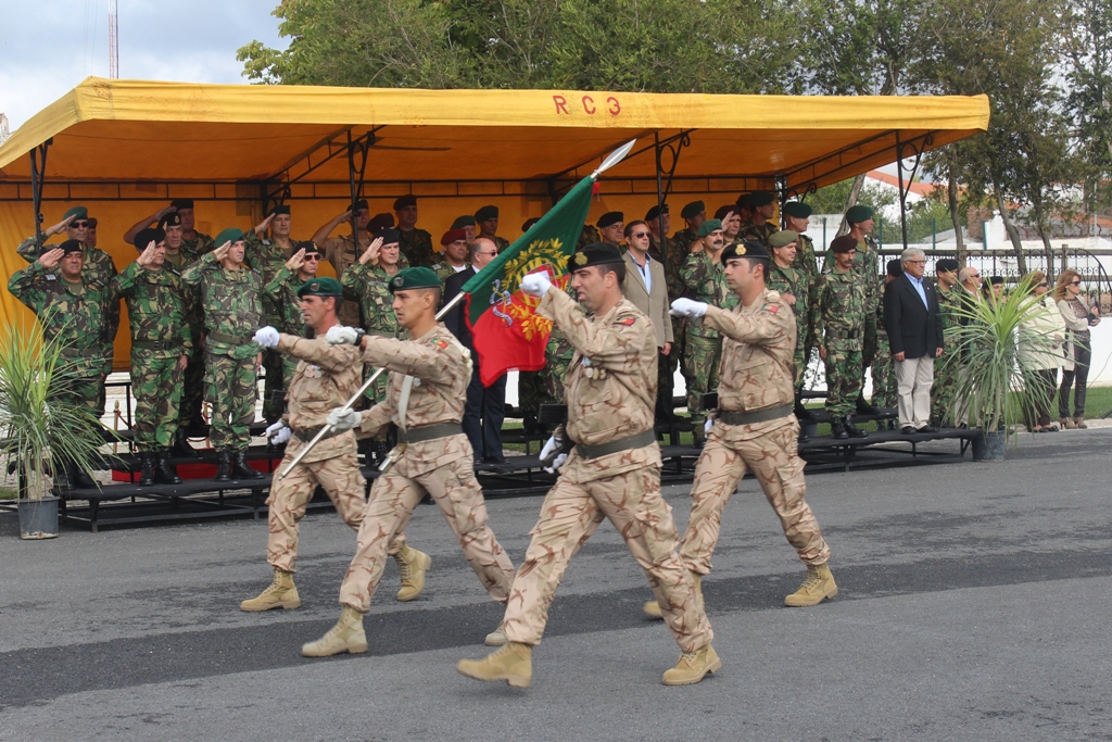 O Estandarte Nacional do 2CN/OIR/IRAQUE desfila em continência perante o Comandante das Forças Terrestres, Tenente-general Faria Menezes, que presidiu à cerimónia em Estremoz. 