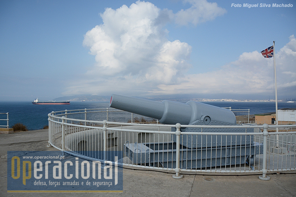 O principal argumento militar da bateria - e hoje de uma visita - o canhão de 12,5 polegadas (317,5mm), vendo-se ao fundo Algeciras (Espanha) e navios a entrar na Baía de Gibraltar, onde se encontram os portos das duas cidades