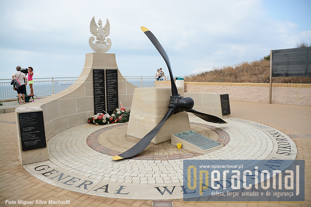 O memorial ao General Władysław Sikorski, aqui erigido por ocasião do 70.º aniversário da sua morte, foi pago pelo governo Polaco depois de um aturado trabalho do "Conselho Polaco para a Protecção de Memória do Combate e do Martírio!" (em tradução livre), e com a simpatia do governo de Gibraltar.
