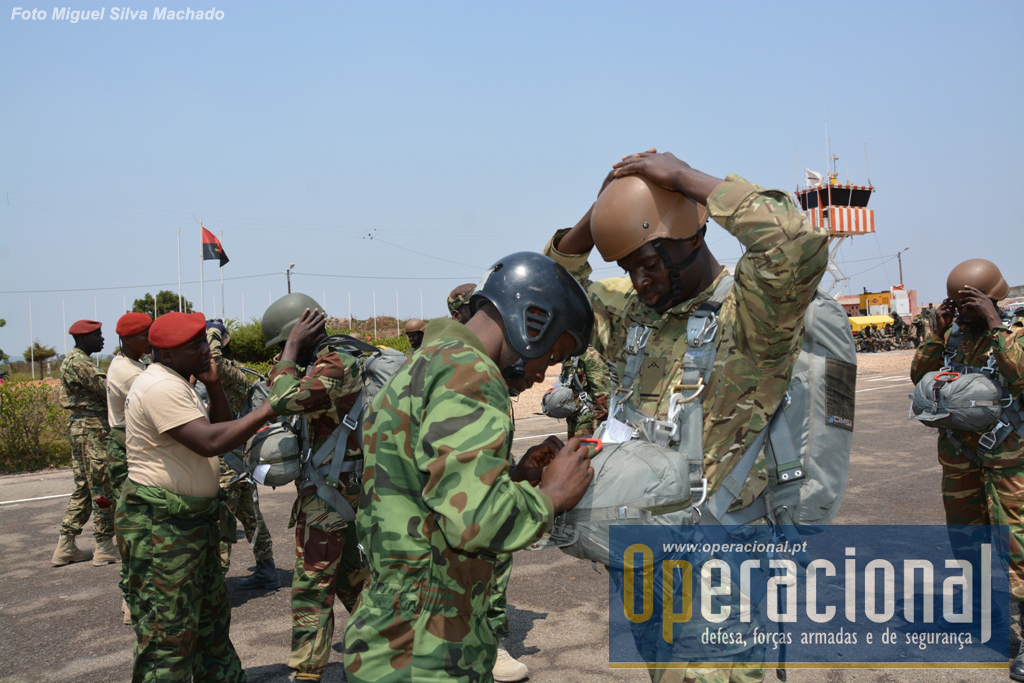 Em Setembro de 2014, instrutores angolanos passam a inspecção a "páras" de vários países da SADC, antes de um salto no exercício "Vale do Keve 2014" no Waku-Kungo/Cuanza Sul.
