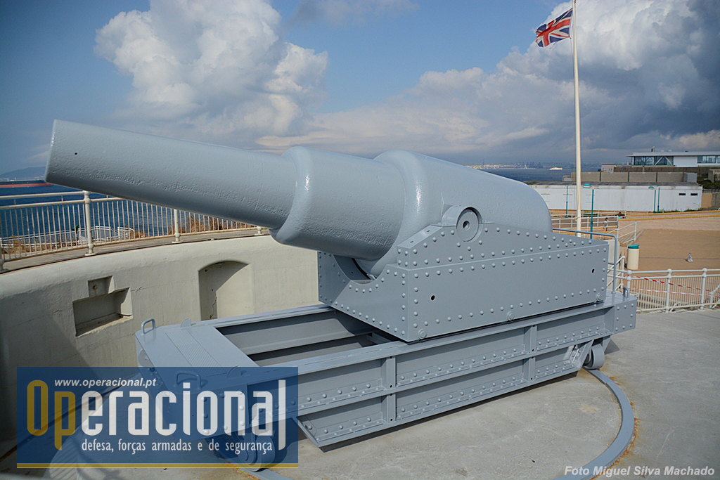 O canhão de 12 polegadas que ali existia foi lançado ao mar mas felizmente em Gibraltar havia mais!