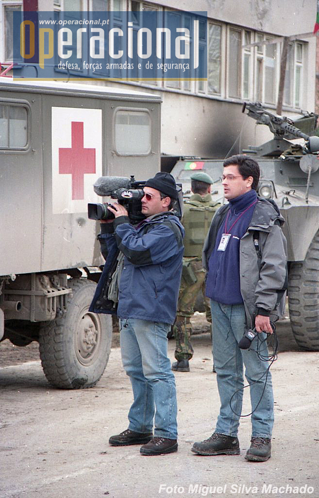 Aurélio Faria (à direita) e Carlos Santos em Gorazde, Fevereiro de 1996, acompanhando as forças do 2.ºBIAT que tinham "rompido o cerco" à cidade.