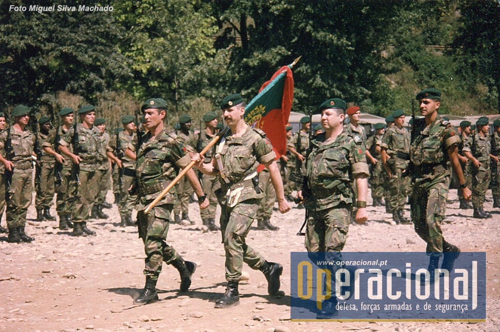 O Estandarte Nacional do 2.ºBIAT em Vitkoviće - Goražde, Agosto de 1996. Foi a primeira missão do batalhão, desde então já esteve também em Timor-Leste, Afeganistão e Kosovo, onde vai regressar em Abril.