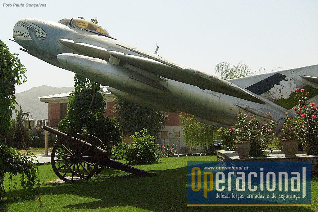 O MIG 17 fabricado na URSS nos anos 50 e depois em vários países seus aliados, serviu em mais de 40 países, estando ainda a voar em 4 ou 5! O Afeganistão terá adquirido cerca de 100 destes caças.