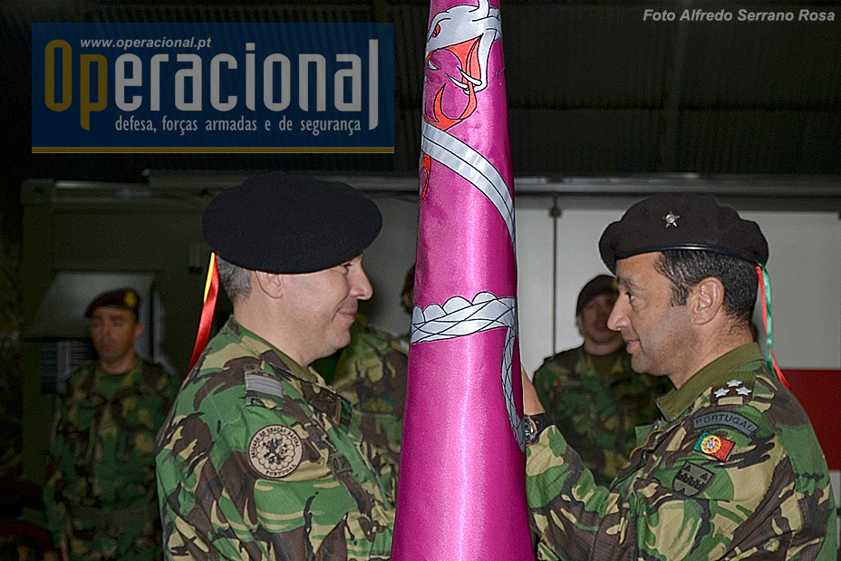 O Comandante das Forças Terrestres, Tenente-General Faria Menezes, procede à entrega do Estandarte Heráldico do Agrupamento Sanitário ao seu Comandante, Tenente-Coronel Cavalaria João Santana.