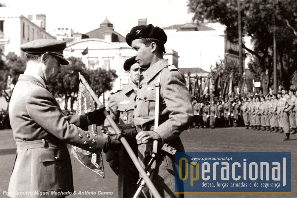 O capitão Armindo Martins Videira, paraquedista militar português nº 1 e o primeiro comandante do BCP , recebe o Guião das mãos do Presidente da República, General Francisco Higino Craveiro Lopes.