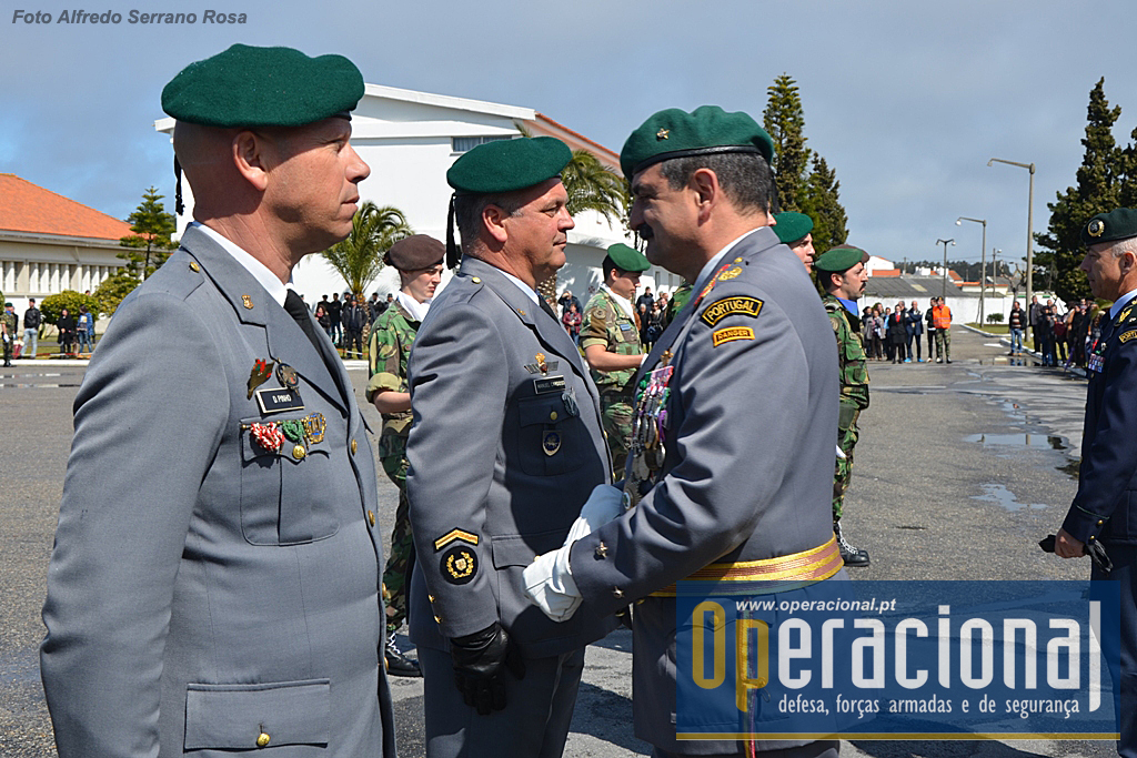 Condecorados com a Medalha de Comportamento Exemplar Grau Ouro o Tenente-Coronel Dias Pinho e o Sargento- Chefe Lopes Cardoso. 