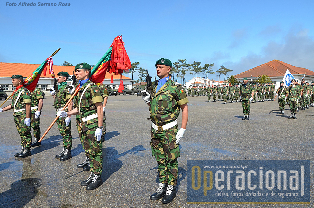 Os Estandartes Nacionais do RI 10 e do 2.ºBIPara e respectivas escoltas, prontos para iniciar o desfile encabeçando as forças em parada.