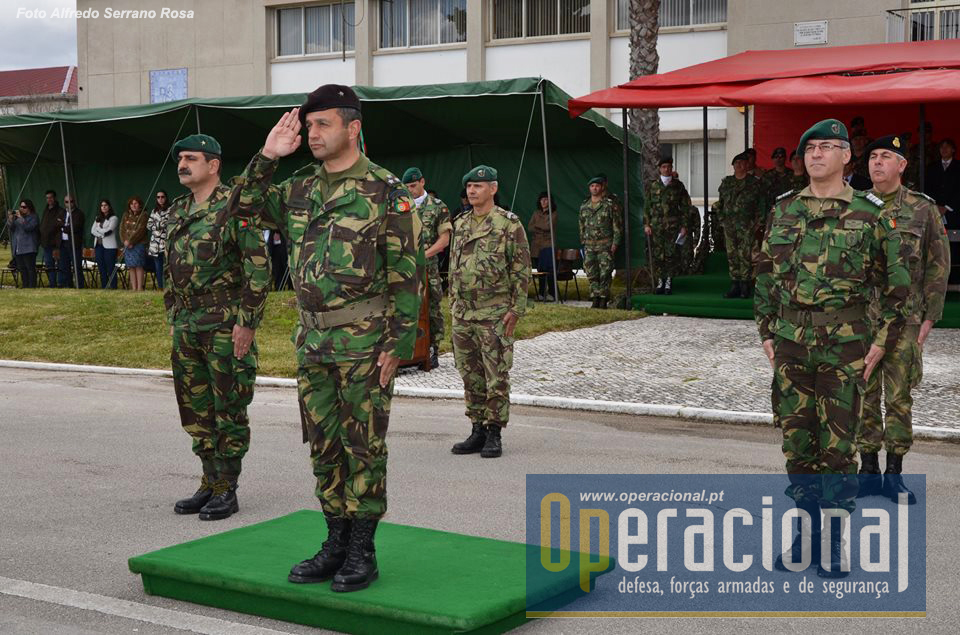 O Comandante das Forças Terrestres, Tenente-General Faria Menezes, recebe a continência das forças em parada, ladeado pelo Major-general Carlos Perestrelo e pelo Comandante do RI 15, Coronel Esperança