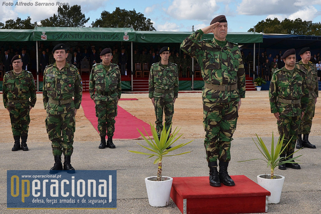 O General CEME, General Rovisco Duarte, ladeado pelo Comandante das Forças Terrestres, TGen Faria Menezes, pelo Comandante da BrigMec, MGen Luís Fonseca, o Ajudante de Campo e Adjuntos de Comando.