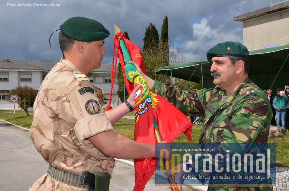 O Major-general Carlos Perestrelo procedeu à entrega do Estandarte ao Comandante da FND, major Maia Martins.
