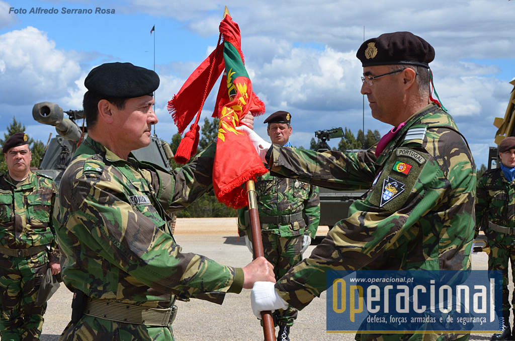 O Comandante do 2.ºBIMec, Tenente-Coronel Carlos Macieira, procede à entrega do Estandarte Nacional da unidade ao comandante da BrigMec. 