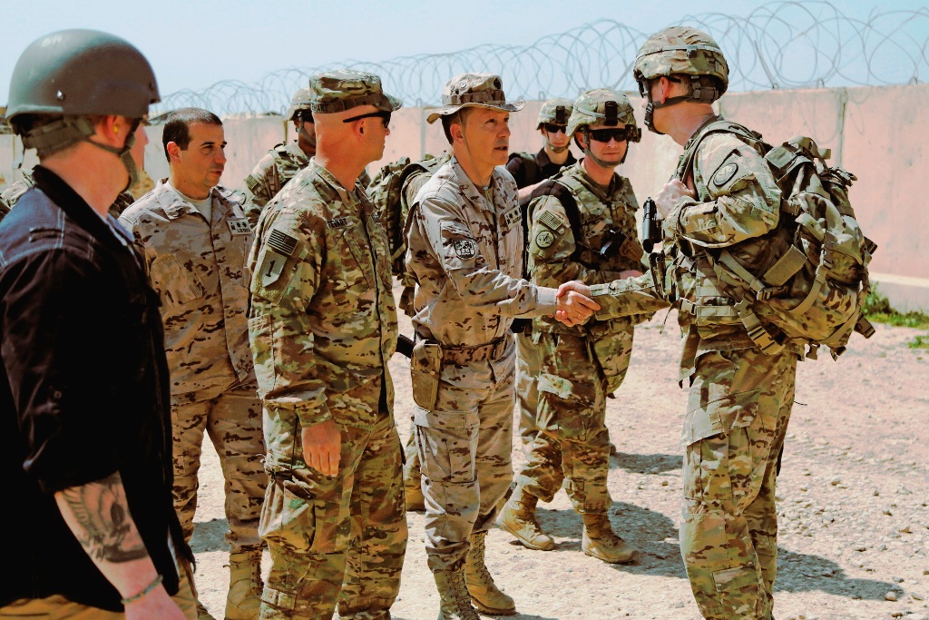 O general Sean B. MacFarland (à direita) esteve na Base Gran Capitan para se informar sobre a formação, pela primeira vez em Besmayah, de uma "brigada pesada" do Exército Iraquiano.
