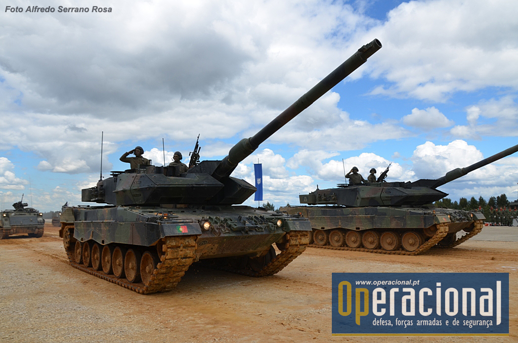 Leopard 2 A6 que equipa o Grupo de Carros de Combate eo Esquadrão de Reconhecimento
