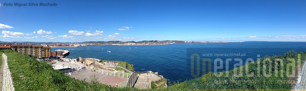 Ao fundo o Porto de Gijón, e em baixo; à esquerda as ruídas da "bateria de baixo" e os equipamentos desportivos.