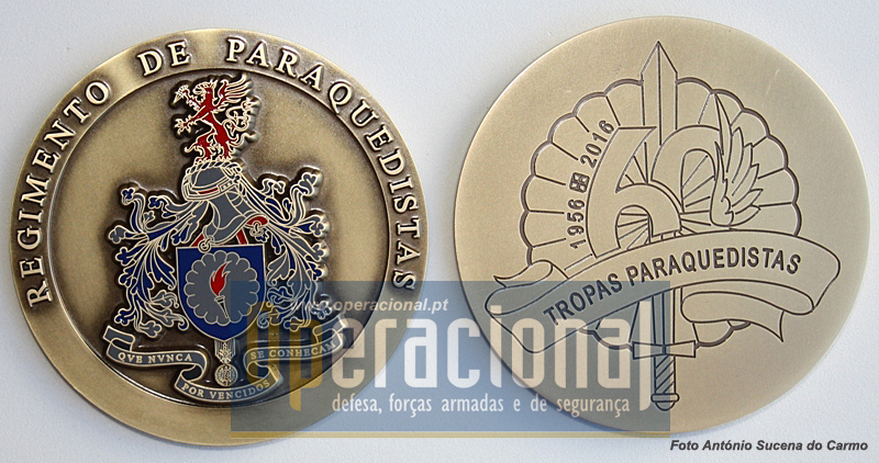 Anverso e reverso da nova Medalha Comemorativa do 60.º Aniversário das Tropas Paraquedistas Portuguesas (grafia actual)