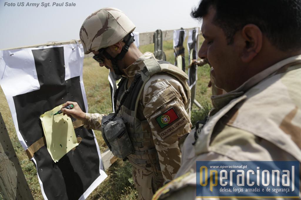 Militar português no Besmayah Range Complex durante uma sessão de tiro com militares da 35.ª brigada do Exército Iraquino