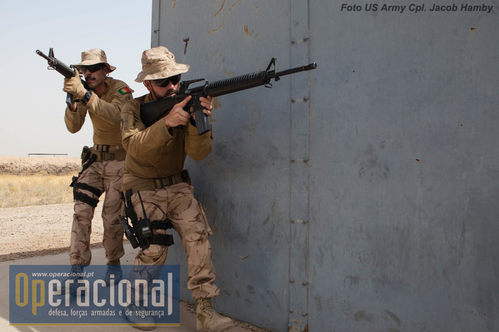 Como se pode ver nesta foto-reportagem os militares portugueses utilizam diferentes tipos de armas em uso no local. Aqui a americana M-16. 