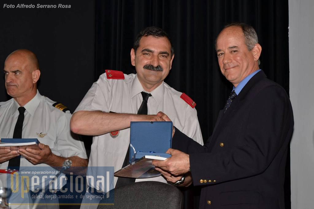 Major-General Carlos Perestrelo, comandante da BrigRR, unidade que tem desenvolvido as comemorações oficiais desta efeméride - 20 anos Bósnia - entregou a Medalha Comemorativa e o livro ao Coronel Villa de Brito.