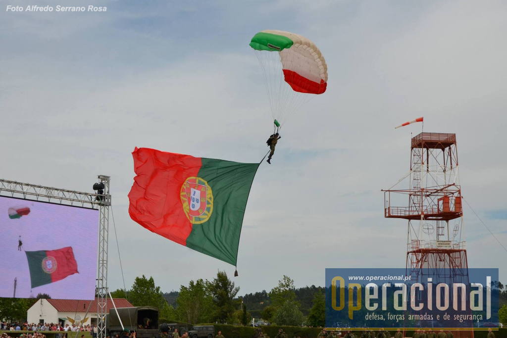 A Bandeira Nacional transportada pelo Sargento-Ajudante Brogueira, mede 72 metros quadrados e é das maiores que se conhecem a nível mundial para este tipo de demonstração.