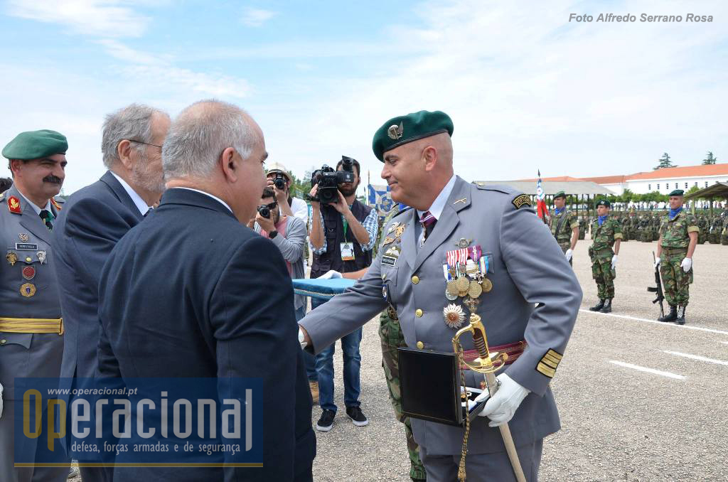 O Presidente da Câmara Municipal, e Presidente da Assembleia Municipal de Vila Nova da Barquinha, procedem à entrega das insígnias da Medalha de Honra do Município ao Comandante do Regimento de Paraquedistas.