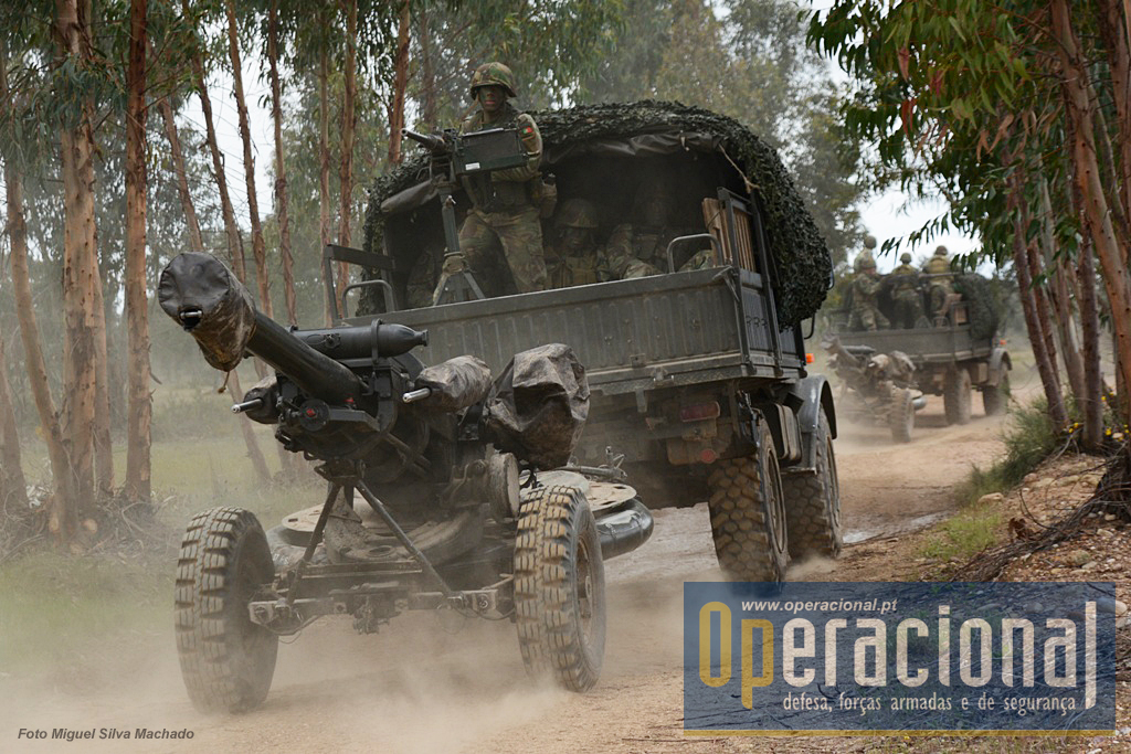 A mobilidade das armas, guarnições e parte das munições, é garantido pelos Unimog Mercedes.