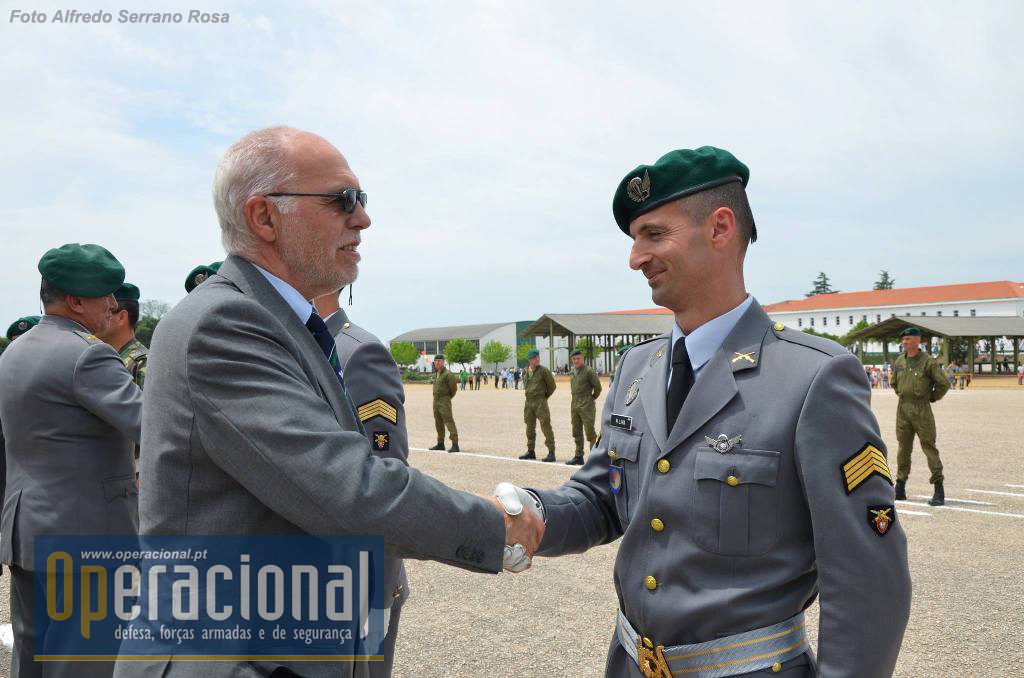 O Tenente-general Lima Pinto acaba de impor a Medalha de Comportamento Exemplar, Grau Prata, ao Primeiro-Sargento Paulo Lima.