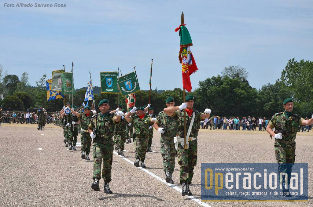O Estandarte Nacional e Escolta encabeçam o desfile das Força em Parada: Porta Estandarte, Tenente Silva; Escolta, 1Sar Ferreira, 1Sar Cruz e 1Cab Massot.