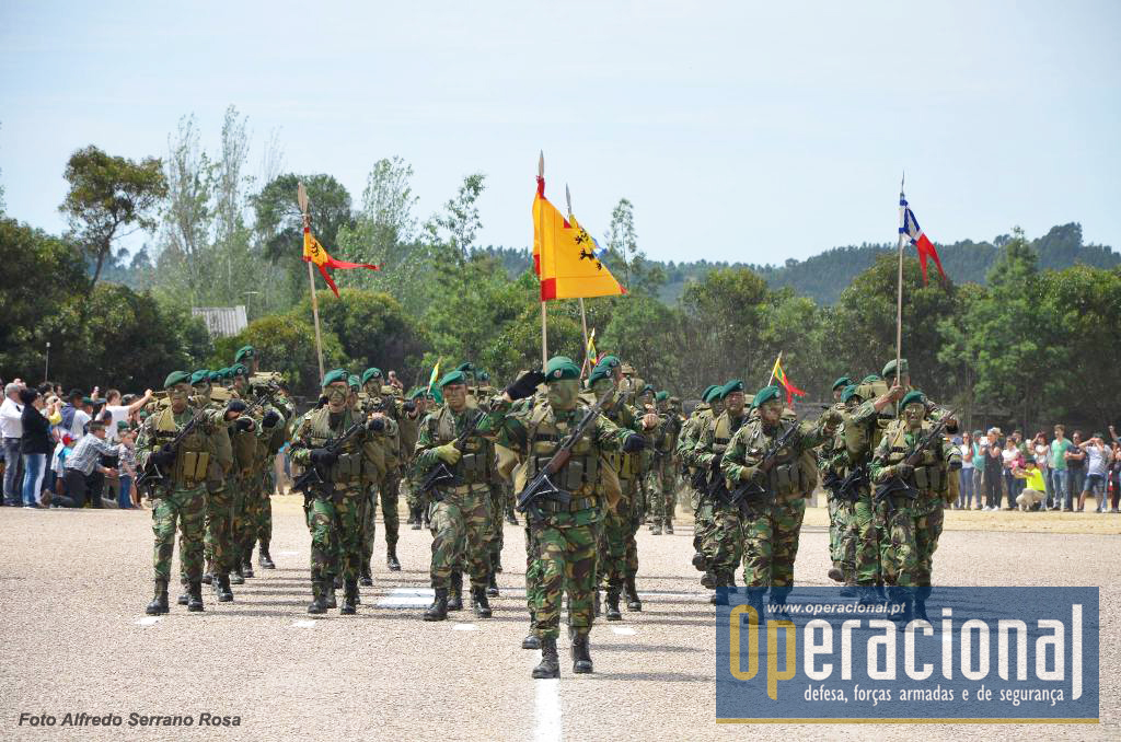 O Bloco das Unidades de apoio da Brigada de Reação Rápida com militares habilitados com o curso de paraquedismo comandado pelo Maj Sérgio Avelar.