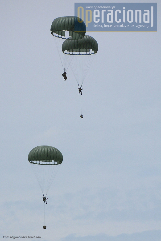 Os Precursores Aeroterrestes saltam sobre o Aeródromo Militar de Tancos.