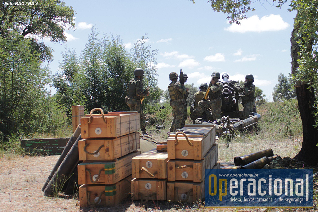 A bateria transporta em meios próprios, junto às armas e na secção respectiva, uma grande quantidade de munições.
