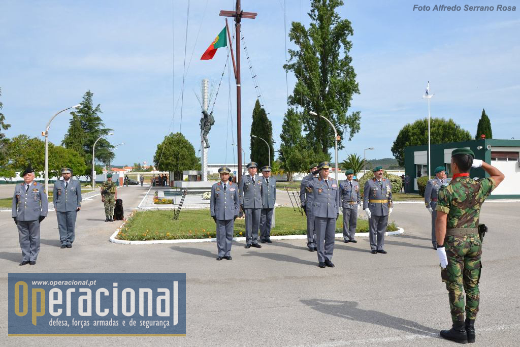 O Chefe do Estado-maior do Exército, General Rovisco Duarte, recebe as honras militares na sua primeira visita á unidade como comandante do Exército. Está acompanhado do Comandante das Forças Terrestres, Tenente-General Faria Menezes.