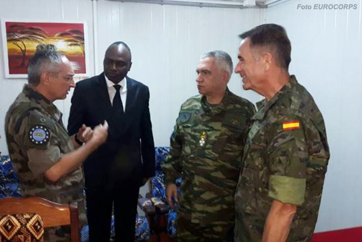 À esquerda o MGen Éric Hautecloque-Raysz novo comandante da EUTM - RCA. Presente também o Presidente do Comité Militar da UE, general Mikhaïl Kostarakos (segundo da direita), antigo Chefe de Estado-Maior de Defesa da Grécia.