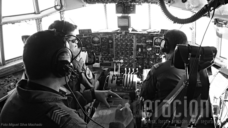 Cockpit de um C-130 da Força Aérea fotografado no decurso de uma missão de apoio às Forças Nacionais Destacadas. Piloto, Co-Piloto e Mecânico de Voo. 