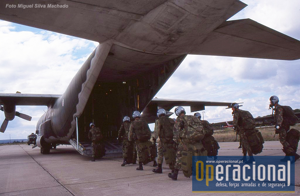 Tancos 2002. Destacamento SOGA embarca num C-130 da Esquadra 502 para um salto de treino a grande altitude.