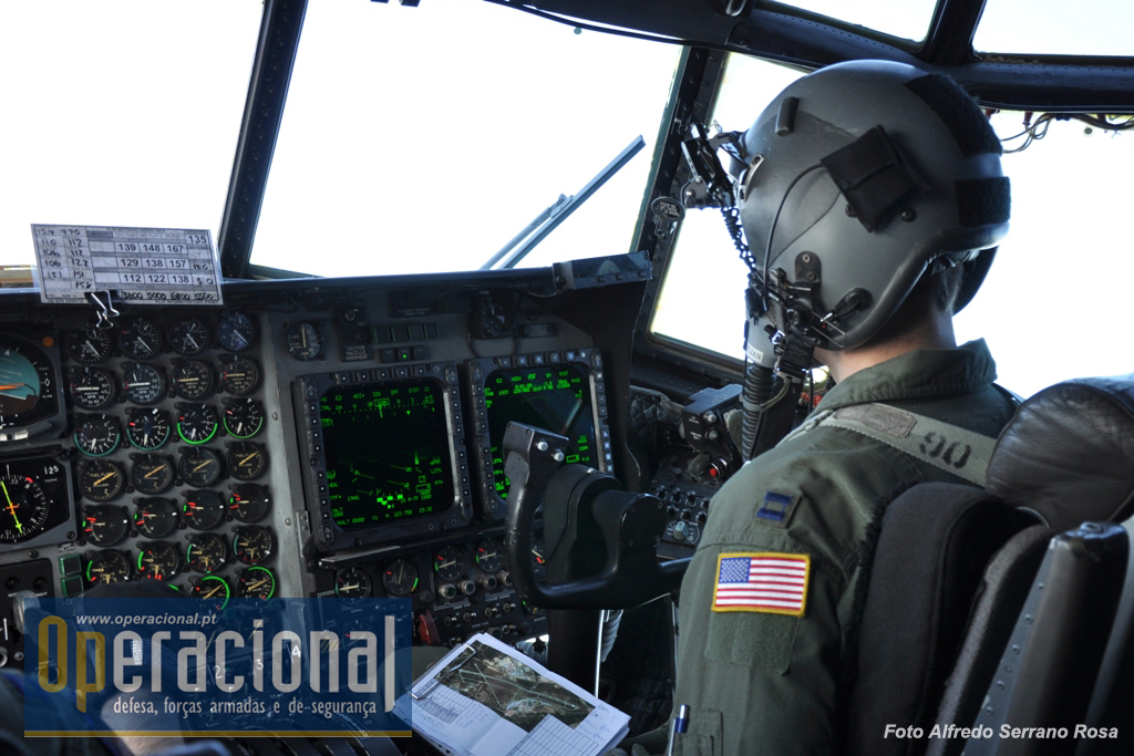 Os pilotos do "MC-130H Combat Talon II" do 352º Esquadrão de Operações Especiais da Força Aérea dos EUA que esteve em Tancos a apoiar o JCET 2011, também vão equipados em conformidade para um lançamento a grande altitude.
