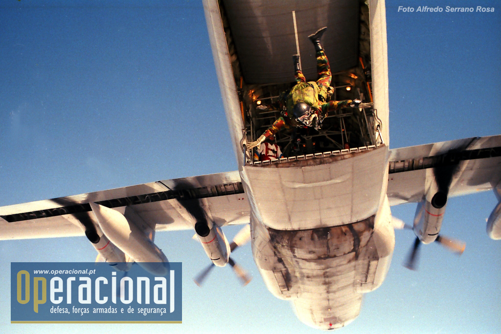 1994. Saída do C-130 fotografada em voo. Cooperação com a Brigada Pára-Comando belga.