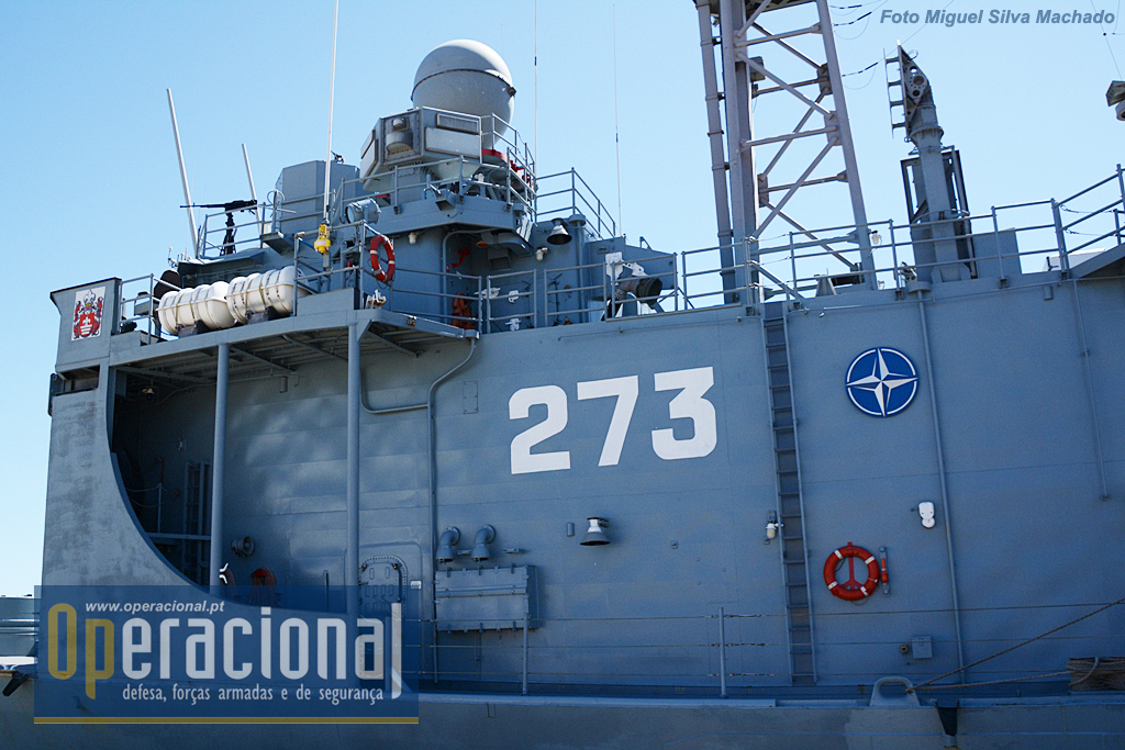 Integrada no Standing NATO Maritime Group 2, ostenta a insígnia da Aliança Atlântica. Por cima da ponte de comando uma das 4 WKM-B 12.7mm que equipam o navio.