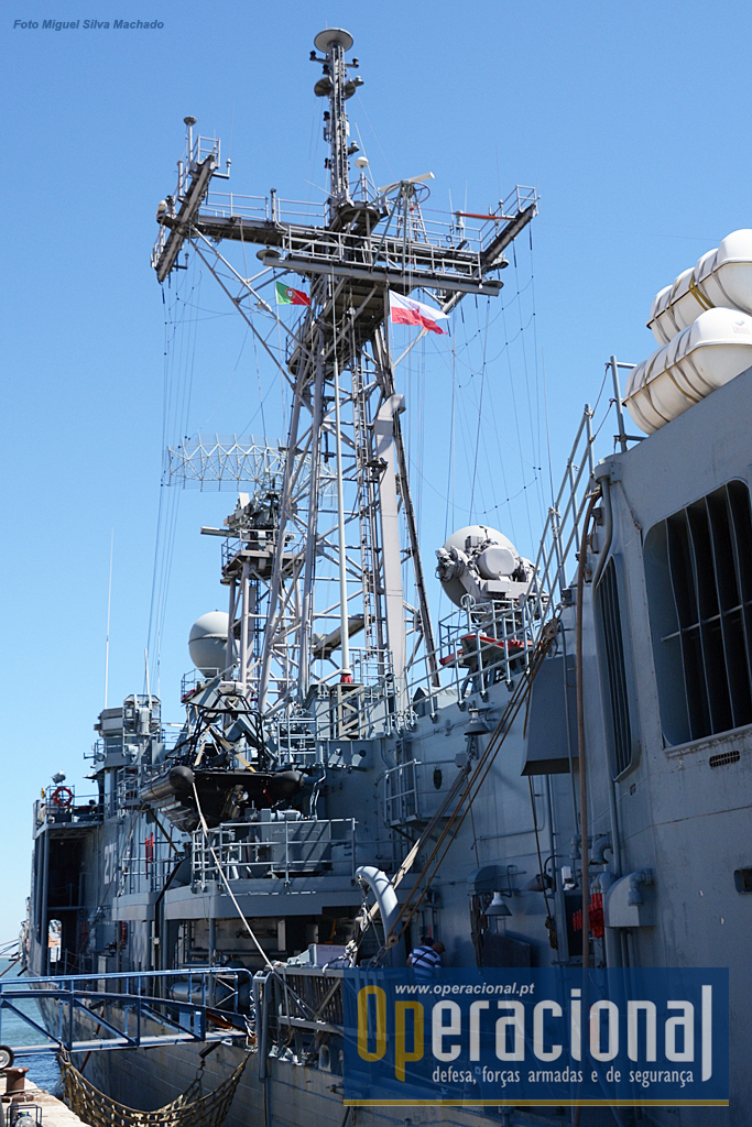 Esta foto ilustra bem aquilo que não se vê nos modernos navios de guerra: uma parafernália de equipamento ligado às comunicações e sensores do armamento e outros que hoje estão cobertos, contribuindo, entre outras coisas, para diminuir a sua "assinatura radar"