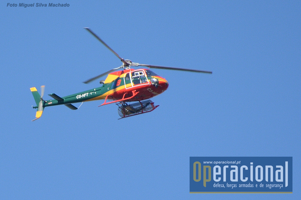 Um Eurocopter AS 350B2 Ecureuilde uma empresa privada nacional, ao serviço da ANPC fotografado em Julho de 2016. 