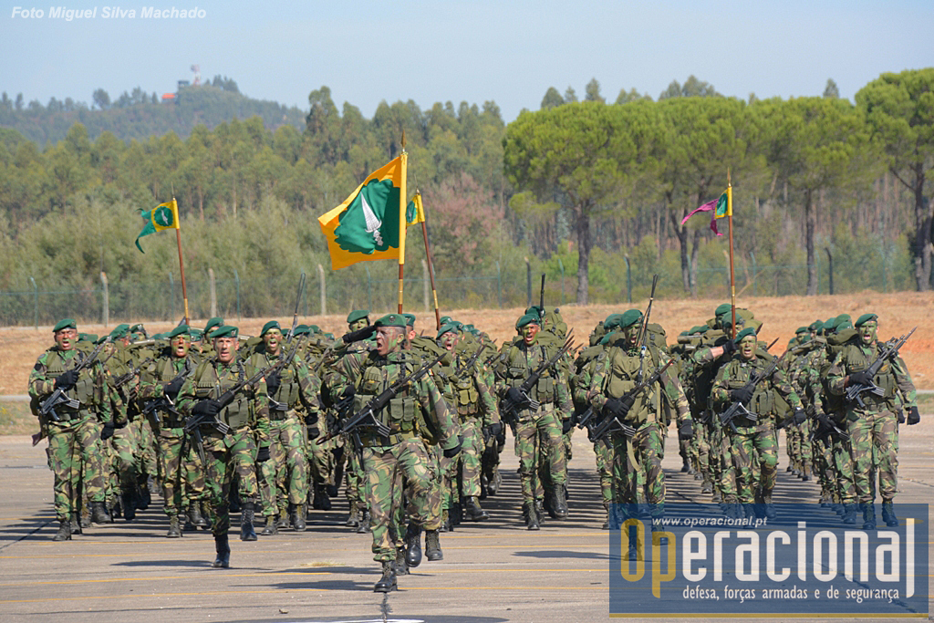 O 1.º Batalhão de Pára-quedistas da Brigada de Reacção Rápida, desfila no 11.º aniversário desta Grande Unidade do Exército Português.
