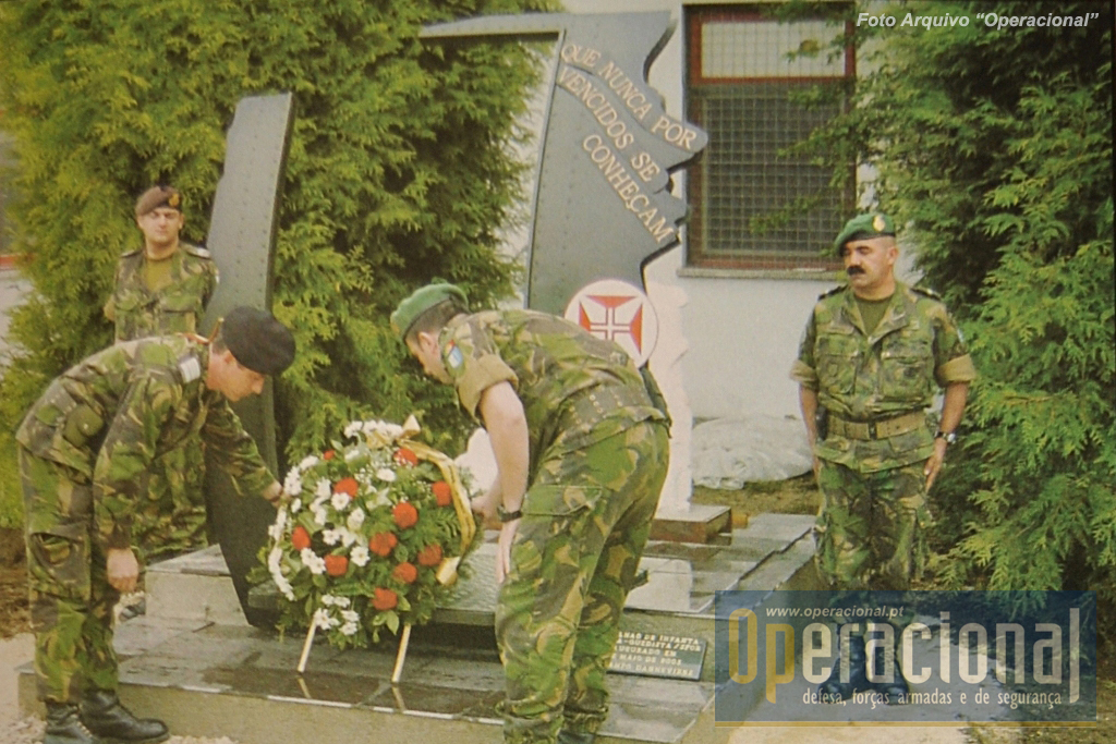 23 de Maior de 2003, Dia dos Pára-quedistas, o Monumento é inaugurado no quartel português de Doboj, estava em missão o 1.º Batalhão de Infantaria Pára-quedista.
