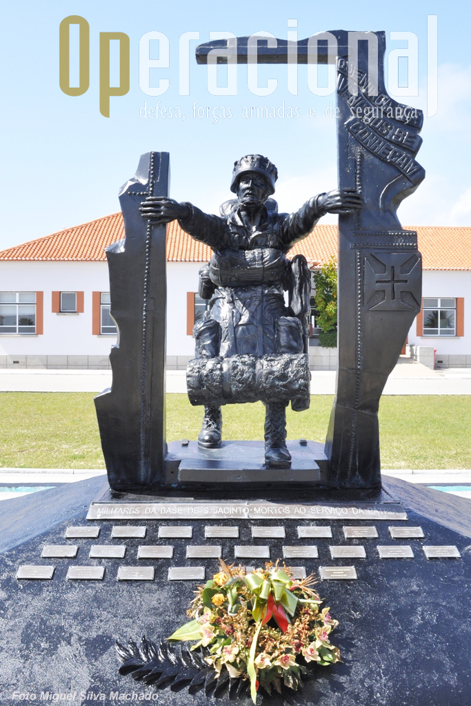 A inspiração para o monumento foi a obra da autoria de Libertário Alves Ferreira, datada de 1994, e que se encontra no hoje Regimento de Infantaria n.º 10 em S. Jacinto.